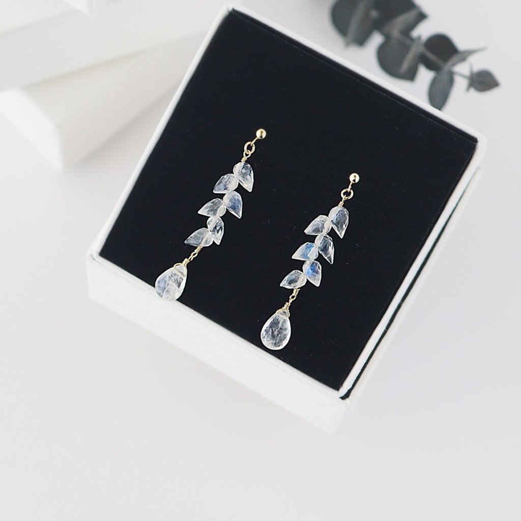 K10 / レインボームーンストーンピアス