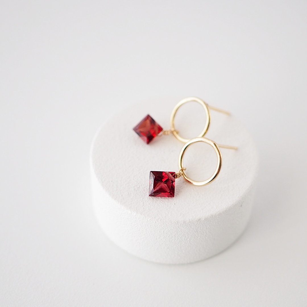 モザンビーク産ガーネットピアス