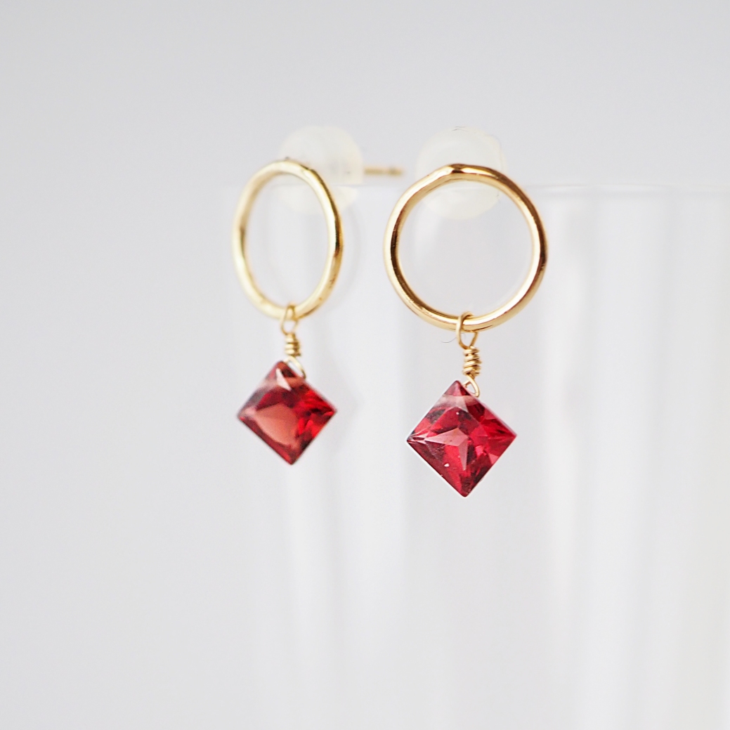 モザンビーク産ガーネットピアス