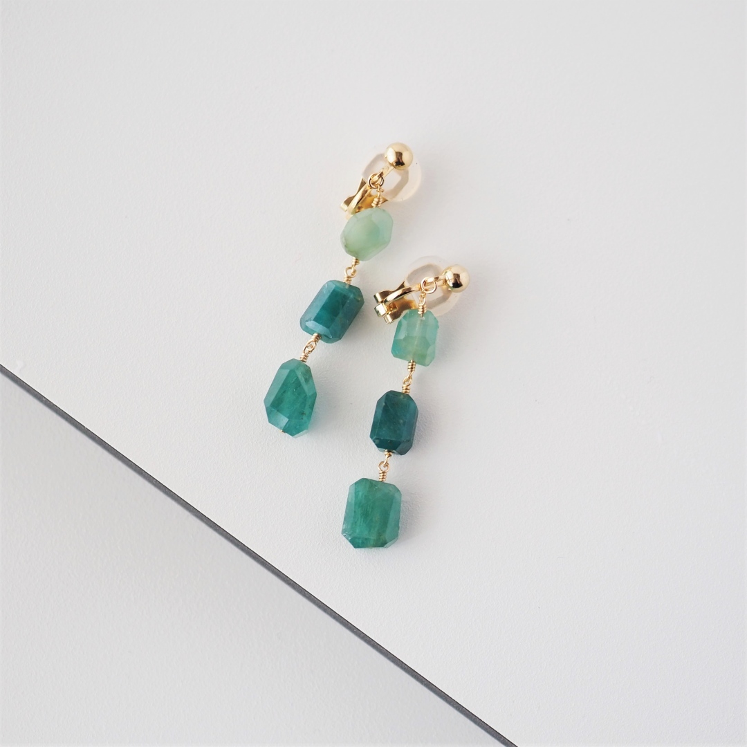 グランディディエライトイヤリング