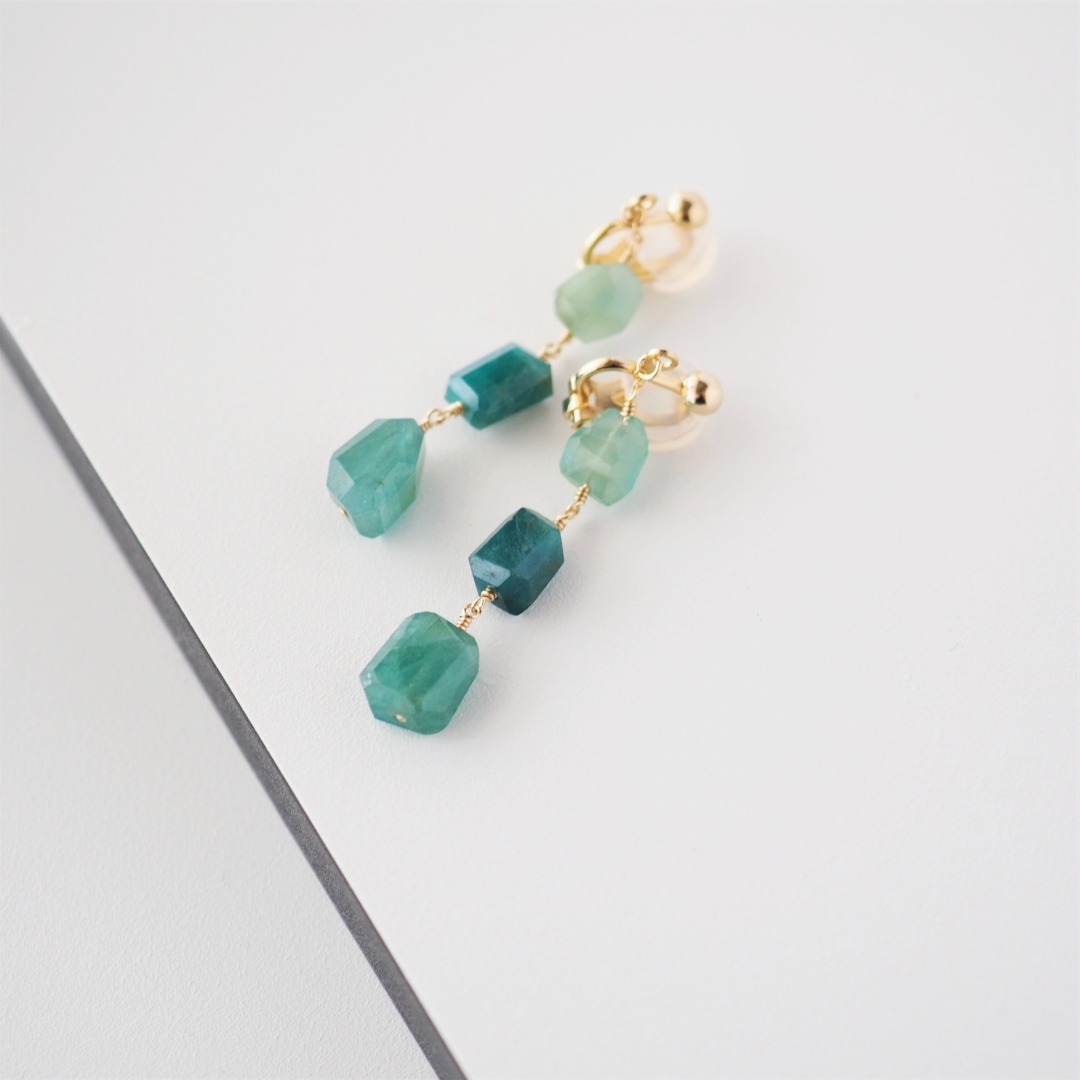 グランディディエライトイヤリング