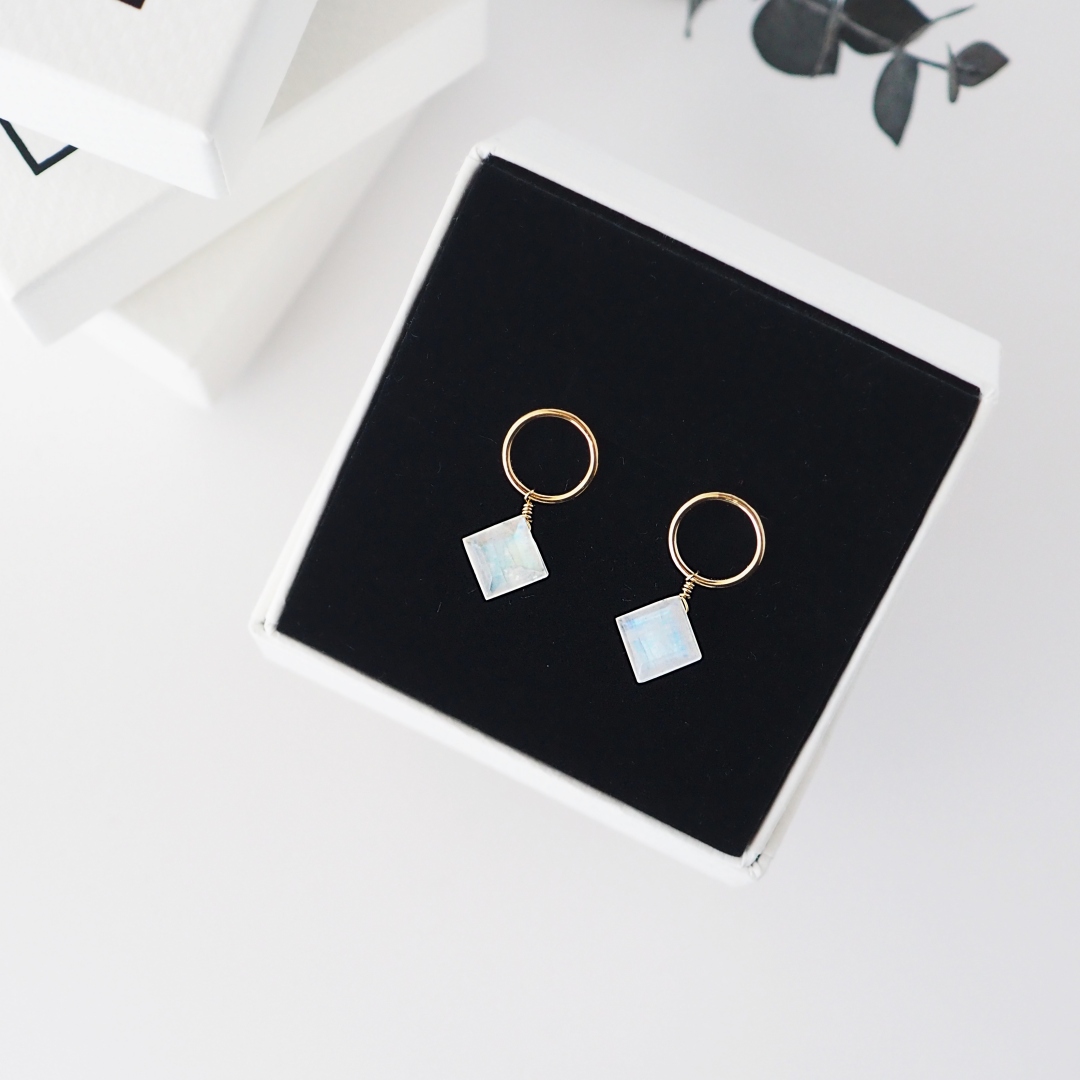 6月の誕生石 / レインボームーンストーンピアス