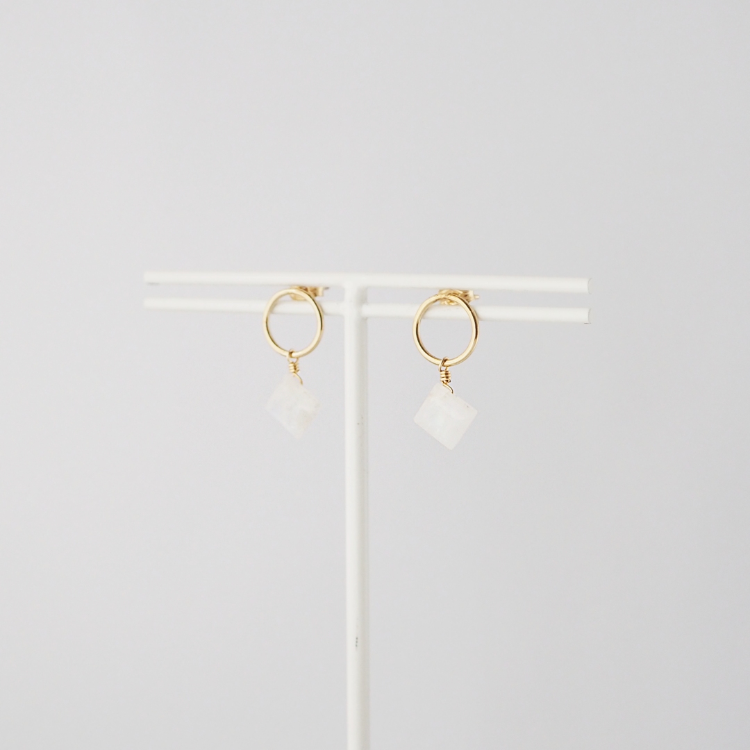 6月の誕生石 / レインボームーンストーンピアス