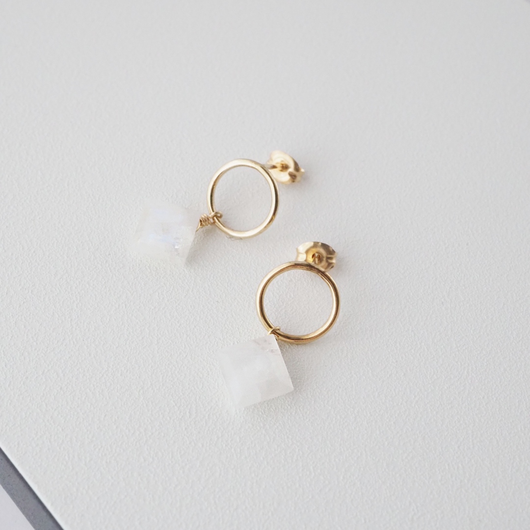 6月の誕生石 / レインボームーンストーンピアス