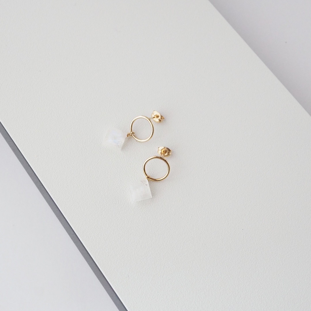 6月の誕生石 / レインボームーンストーンピアス