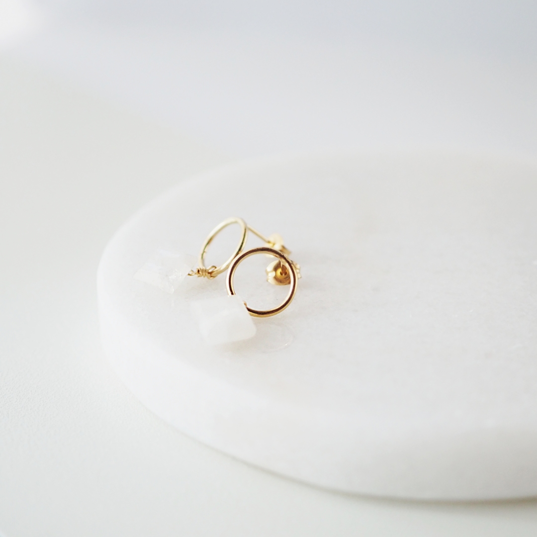 6月の誕生石 / レインボームーンストーンピアス