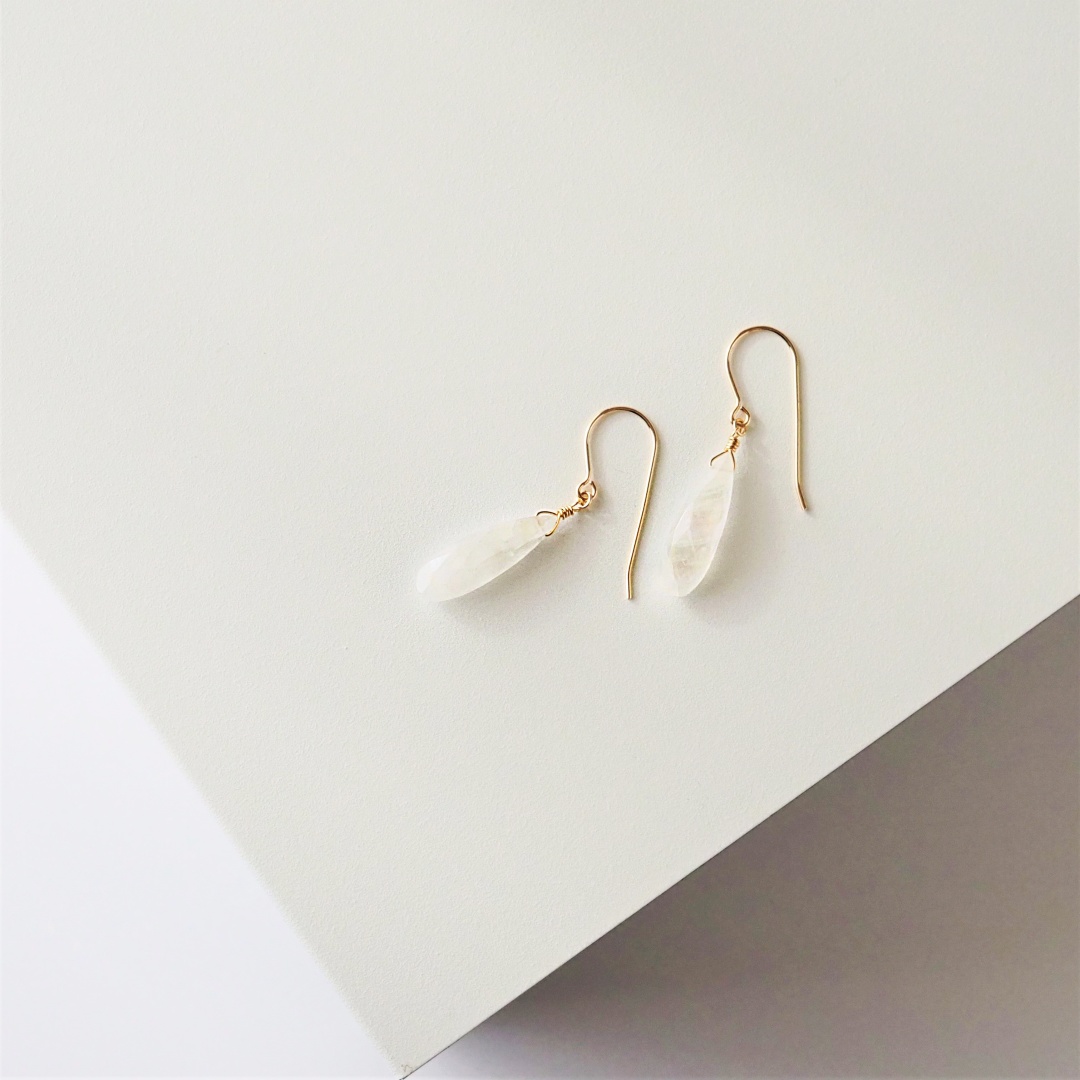 レインボームーンストーンピアス