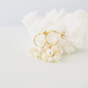 マザーオブパールピアス