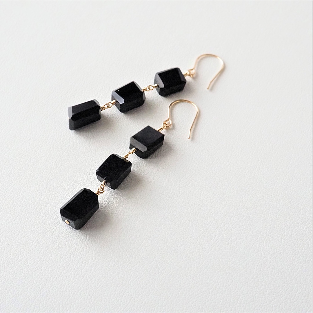 ブラックスピネルピアス