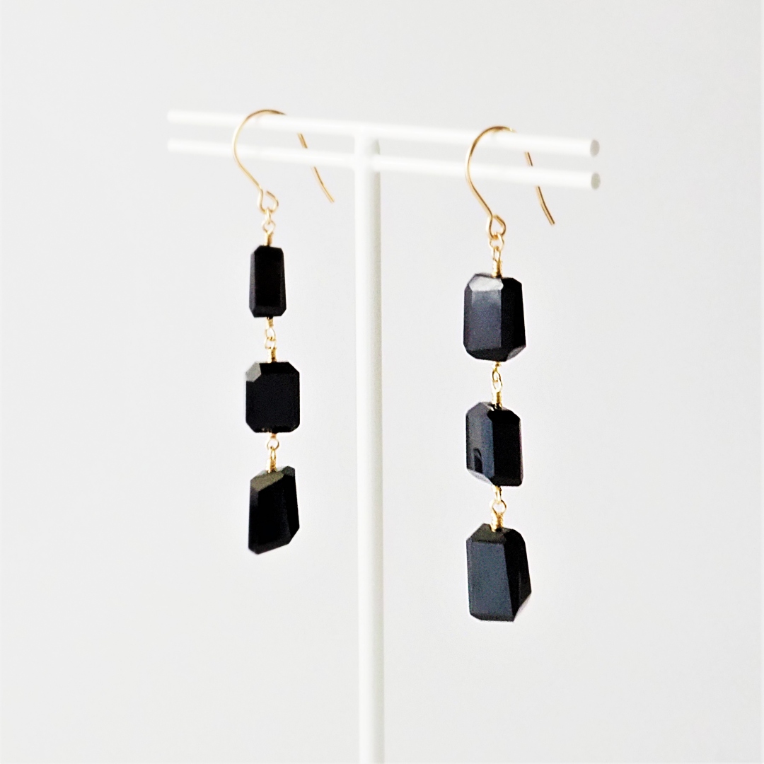 ブラックスピネルピアス