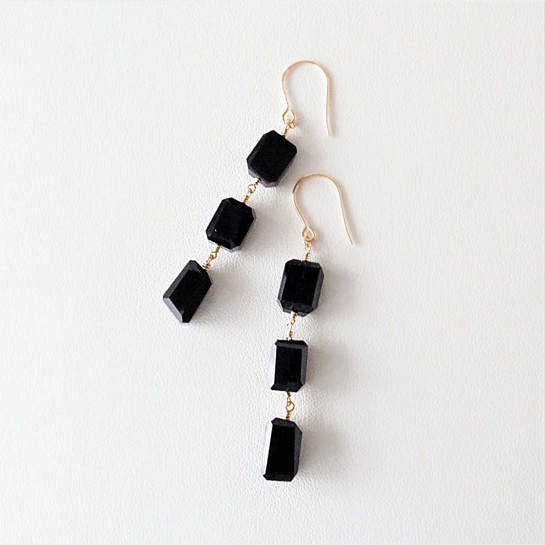 ブラックスピネルピアス