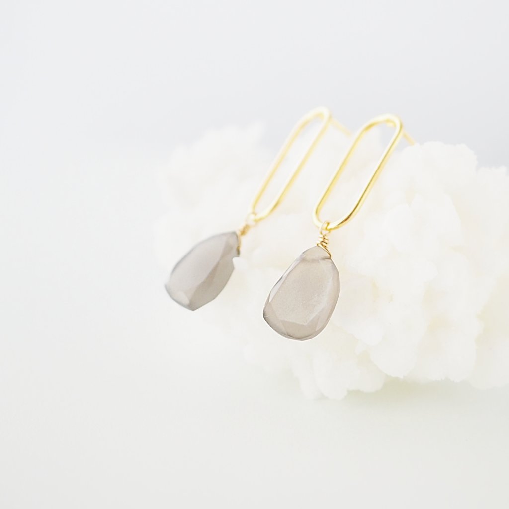 グレームーンストーンピアス