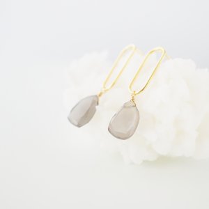 グレームーンストーンピアス