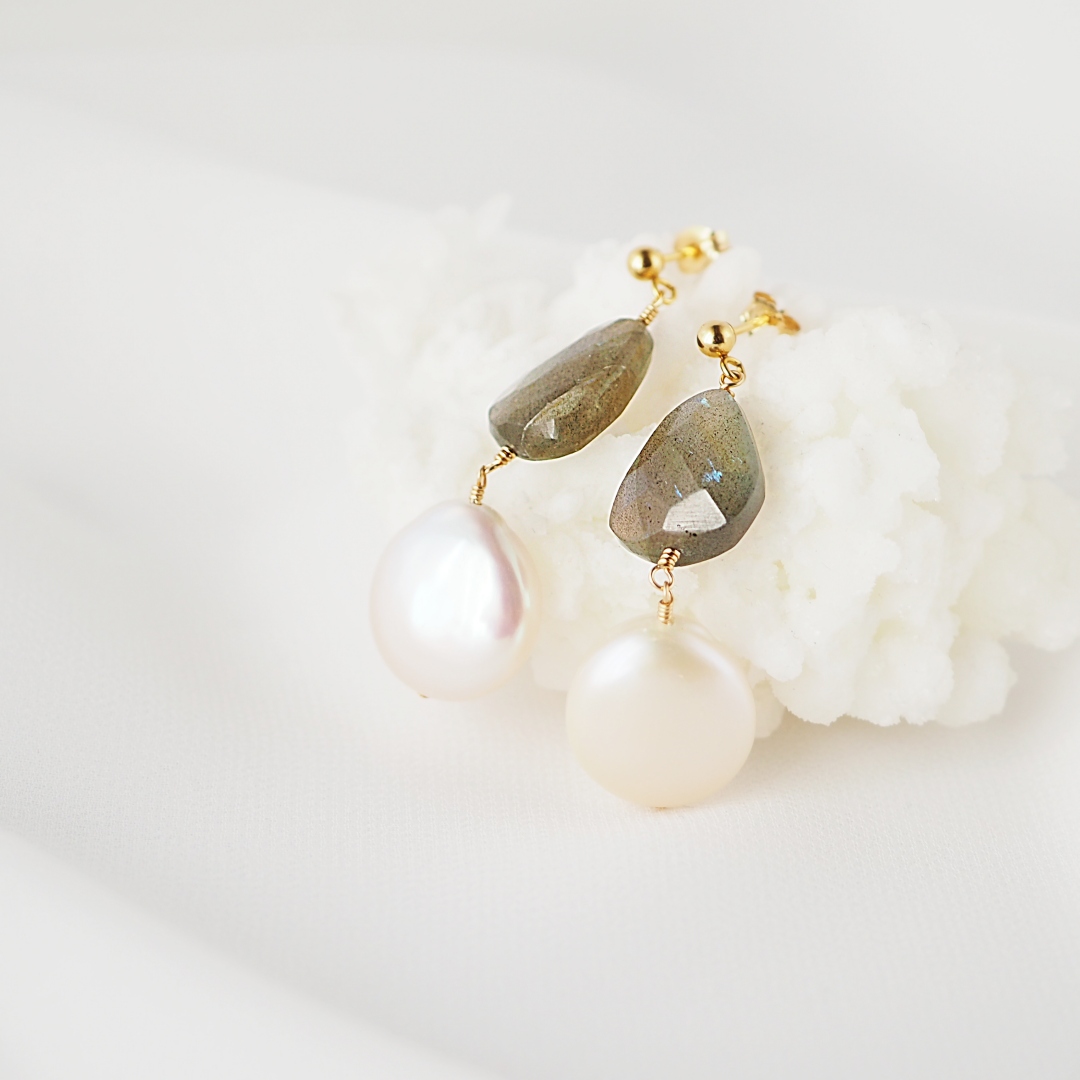 ラブラドライト ×淡水パールピアス