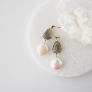 ラブラドライト ×淡水パールピアス