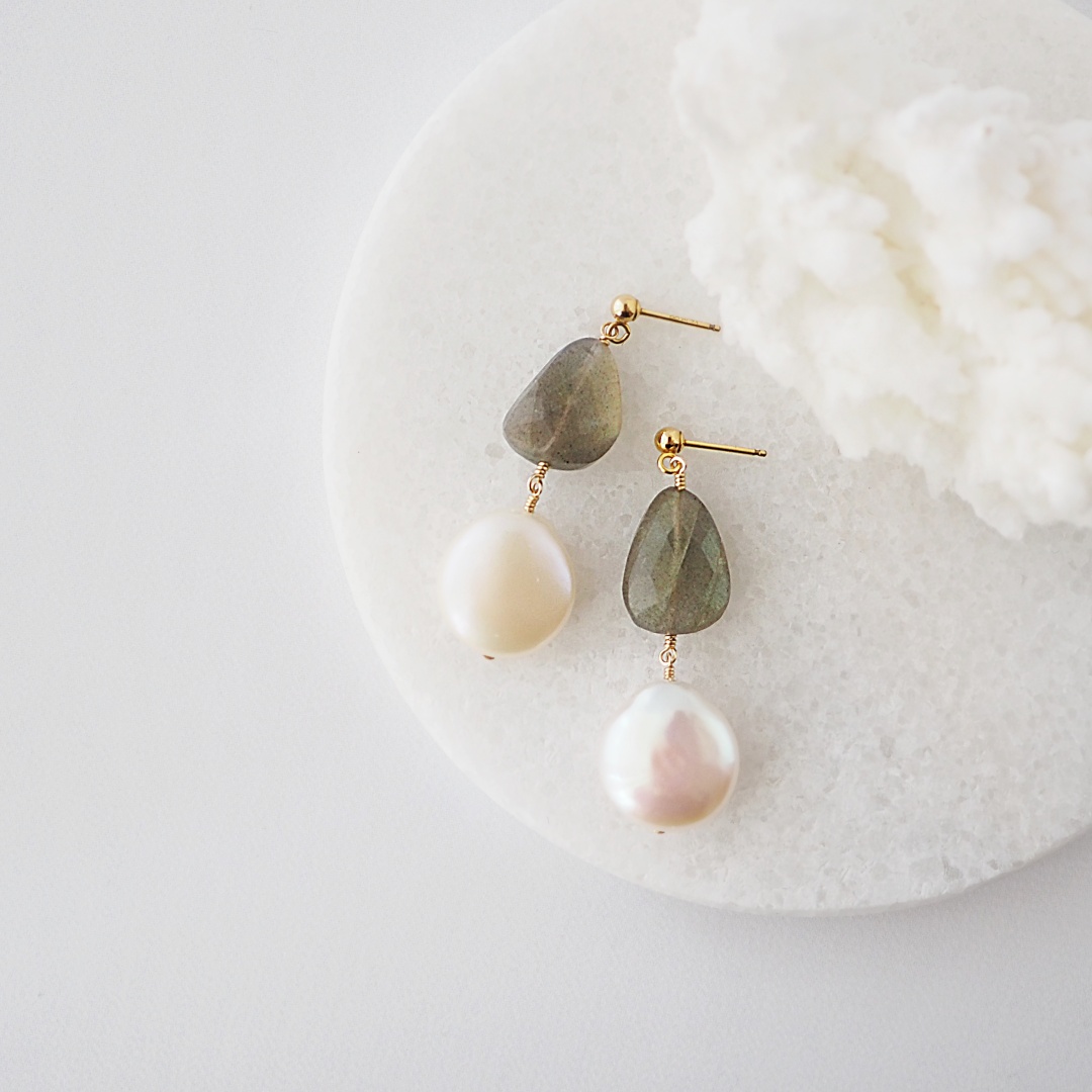 ラブラドライト ×淡水パールピアス