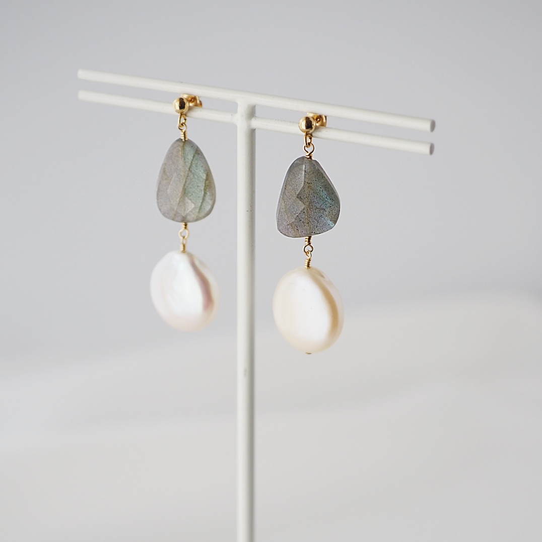 ラブラドライト ×淡水パールピアス