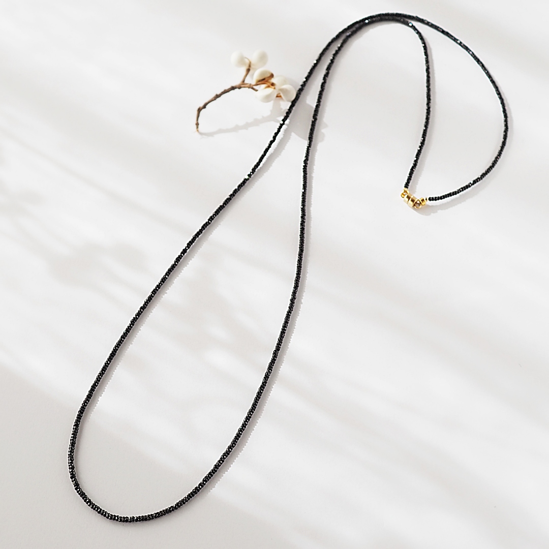 8月の誕生石ブラックスピネルネックレス