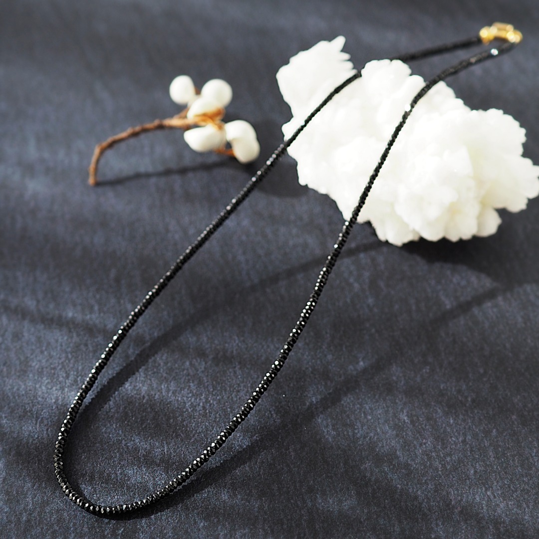 8月の誕生石ブラックスピネルネックレス