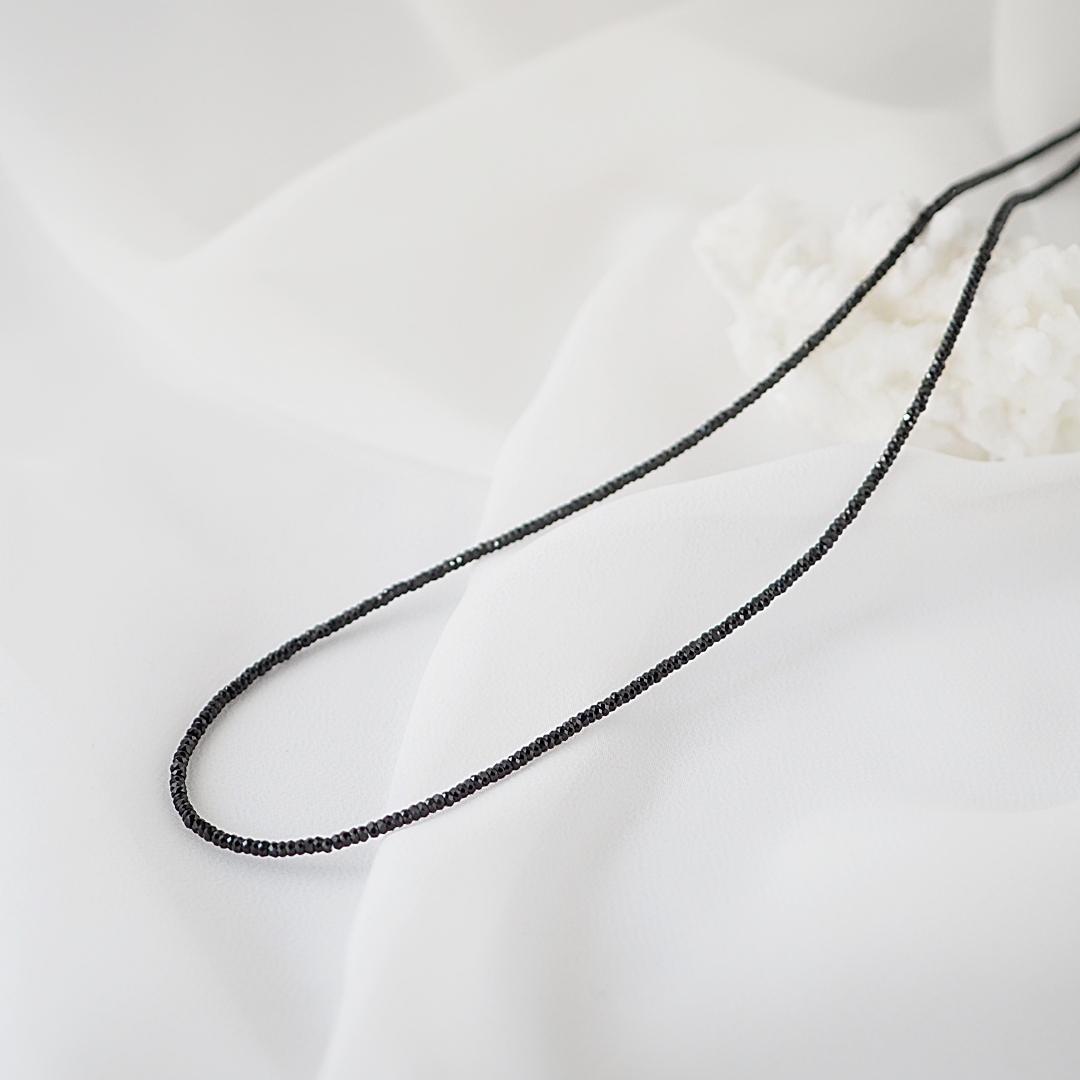 8月の誕生石ブラックスピネルネックレス